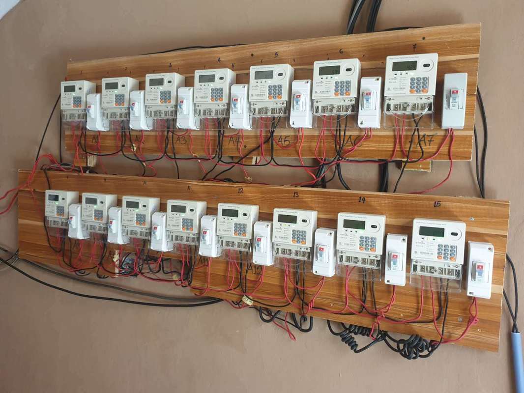 Effortlessly Monitor Your Energy Usage with Wireless Electric Smart Meter in Blanc